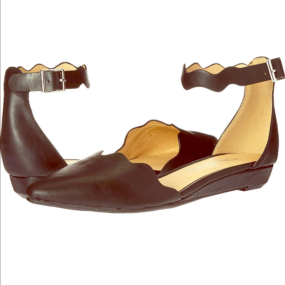 Pointed toe flats sliver wedge & scallop detail.